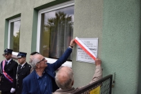 Jan i Władysław Wybraniec odsłaniają tablicę